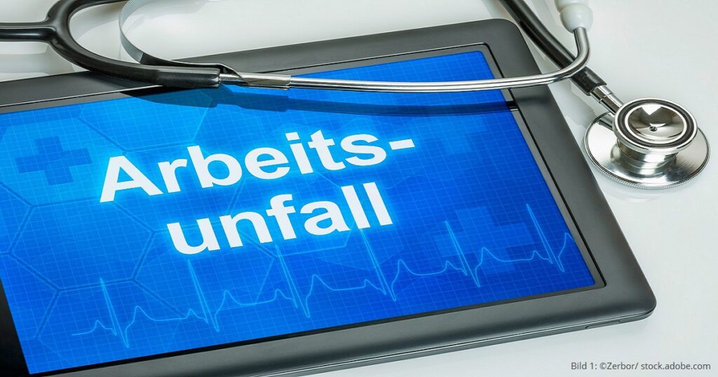 Arbeitsunfall – Tablet mit Schriftzug Arbeitsunfall und Stethoskop als Symbol für medizinische Versorgung