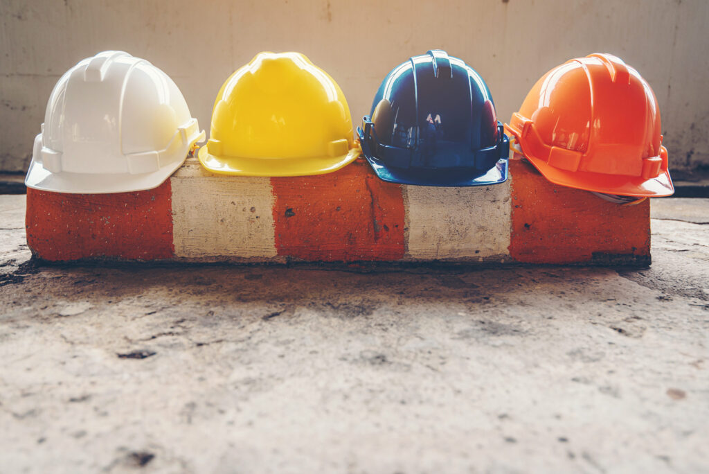 Baustellenverordnung – Schutzhelme auf einer Baustelle als Symbol für Arbeitssicherheit
