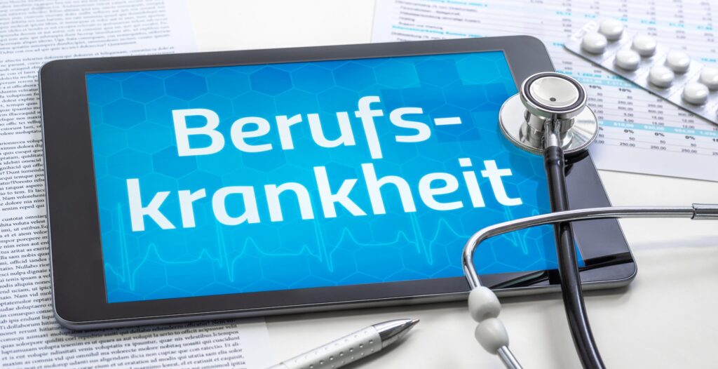 Berufskrankheit anerkennen – Tablet mit Schriftzug Berufskrankheit und Stethoskop
