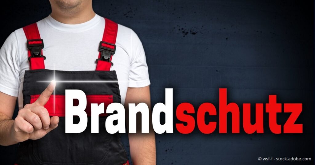 Brandschutzhelferschulung – Beschäftigter vor dem Schriftzug Brandschutz als Symbol für betrieblichen Brandschutz