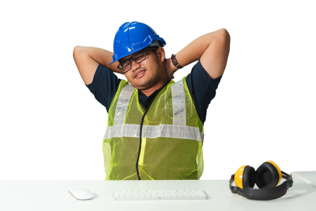 Ergonomie in der Industrie – Beschäftigter mit Schutzhelm dehnt den Nacken am Arbeitsplatz