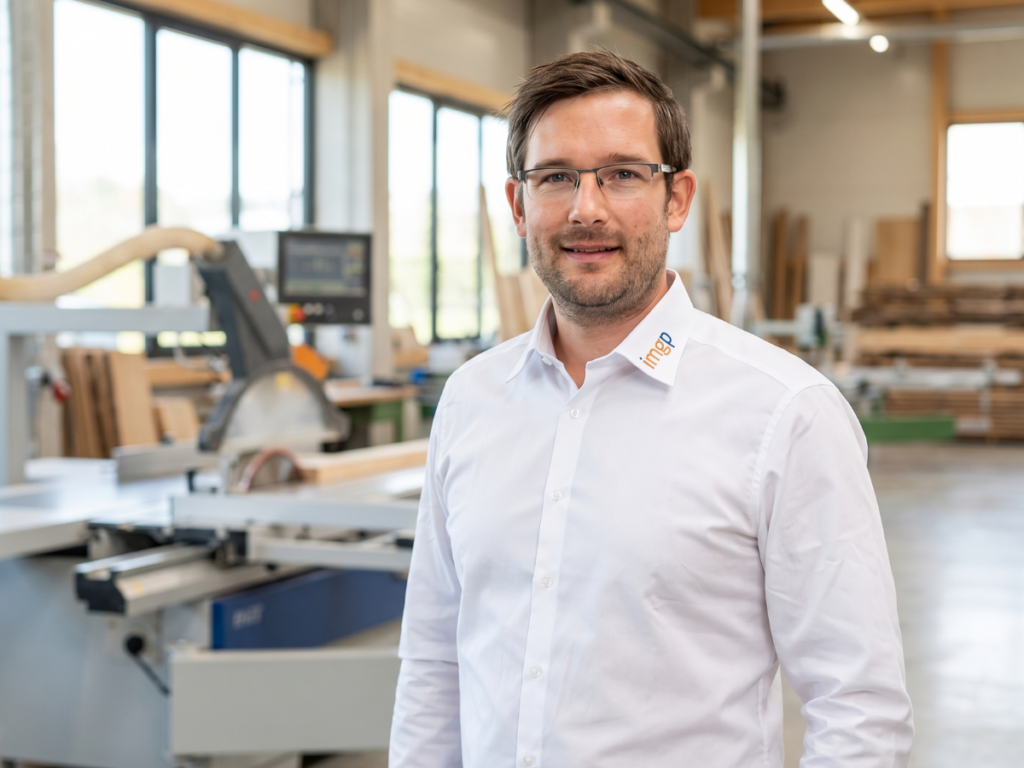Florian Strauss als Fachkraft für Arbeitssicherheit bei einer betrieblichen Arbeitsschutz-Schulung