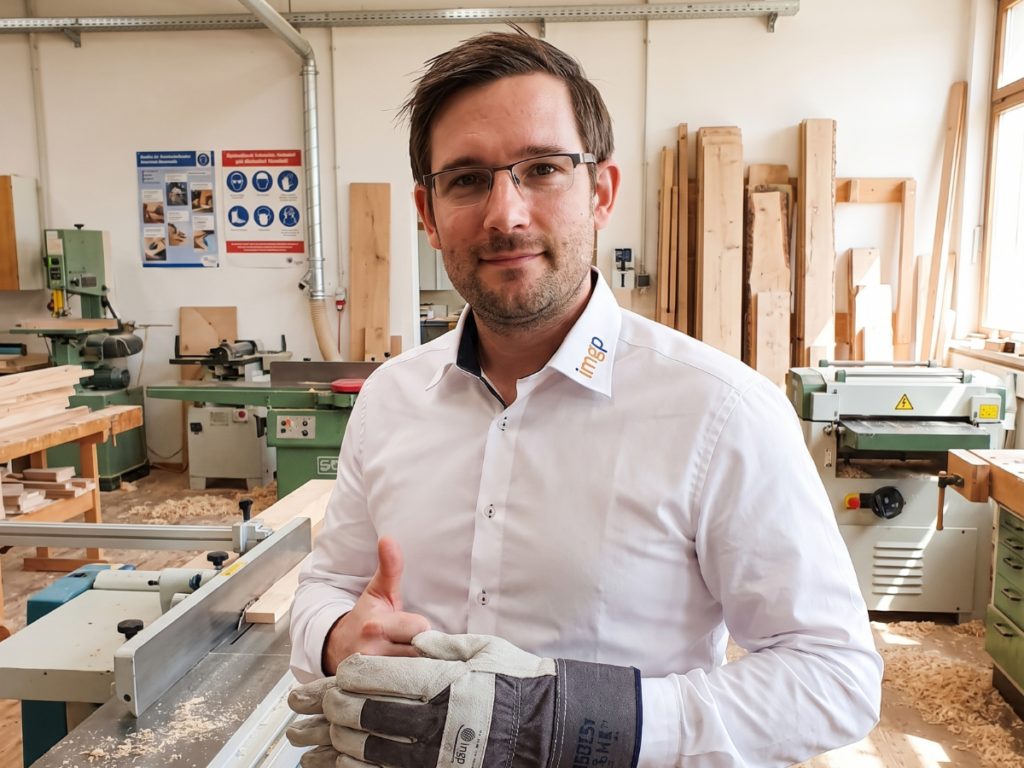 Florian Strauss als Fachkraft für Arbeitssicherheit bei der Prüfung eines automatischen Tores