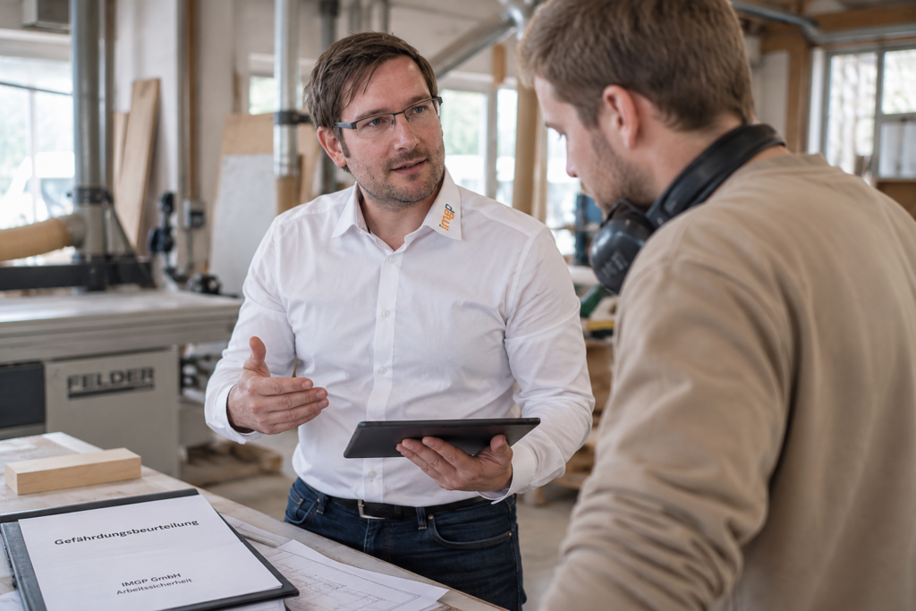 Gefährdungsbeurteilung Schreinerei Arbeitssicherheit | Arbeitssicherheit IMGP Gefährdungsbeurteilung in einer Schreinerei an einer Formatkreissäge