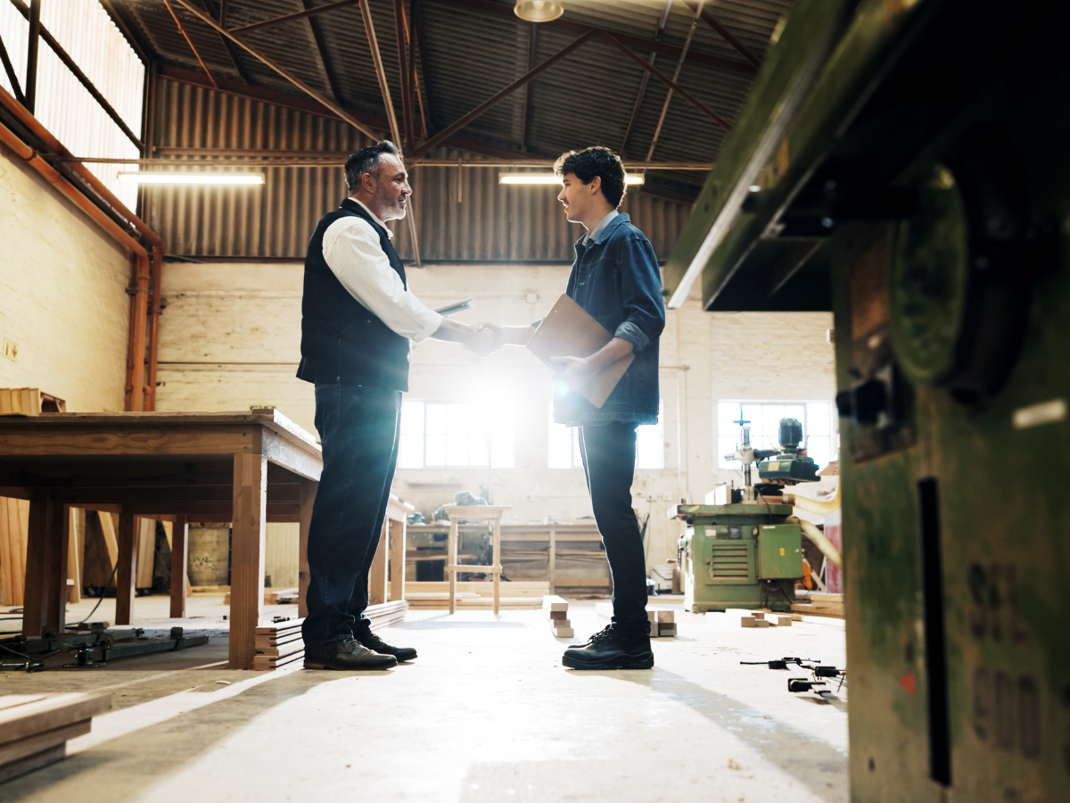 Besprechung zwischen Mitarbeitern in einer Werkstatt für Ladenbau