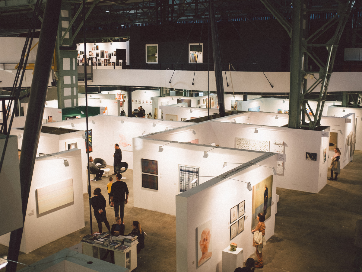 Aufgebaute Messestände in einer großen Ausstellungshalle