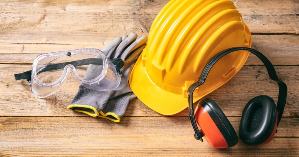 Schutzhelm als PSA – Industrieschutzhelm mit Schutzbrille, Schutzhandschuhen und Gehörschutz