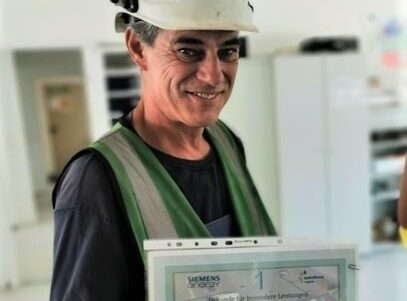 Sicherheitskultur im Betrieb – Monteur mit Safety Award für vorbildliches Verhalten im Arbeitsschutz