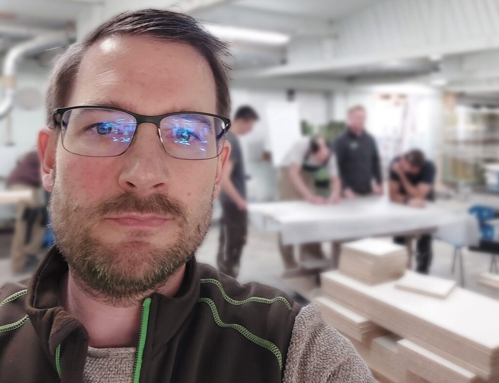 Verhaltensorientierte Arbeitssicherheit – Florian Strauss bei einem Arbeitsschutz-Workshop in einem holzverarbeitenden Betrieb